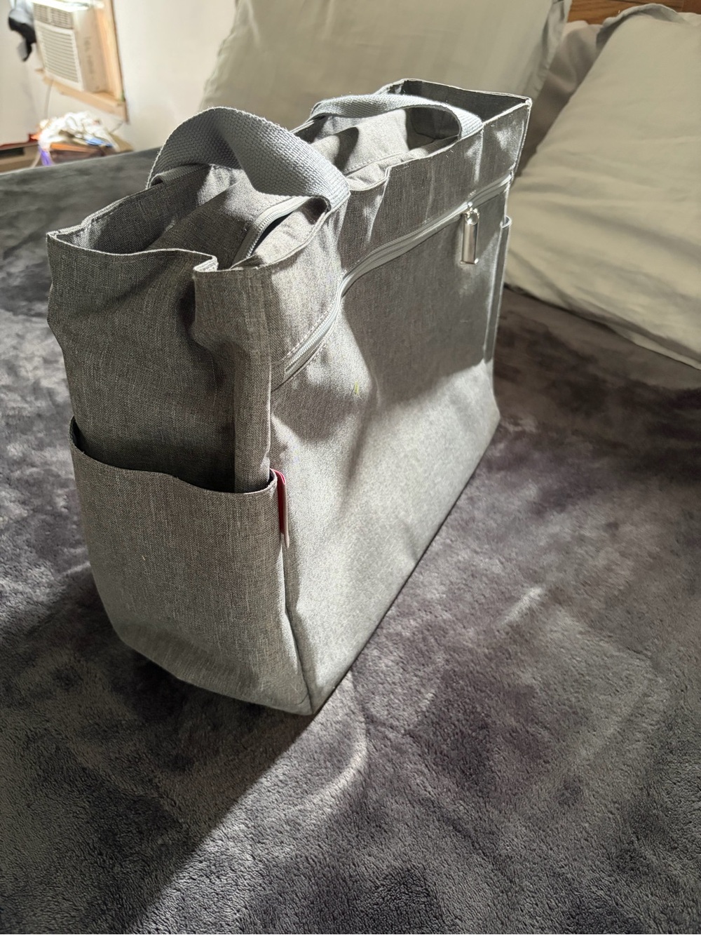 Multifunctional tote with several storage pockets